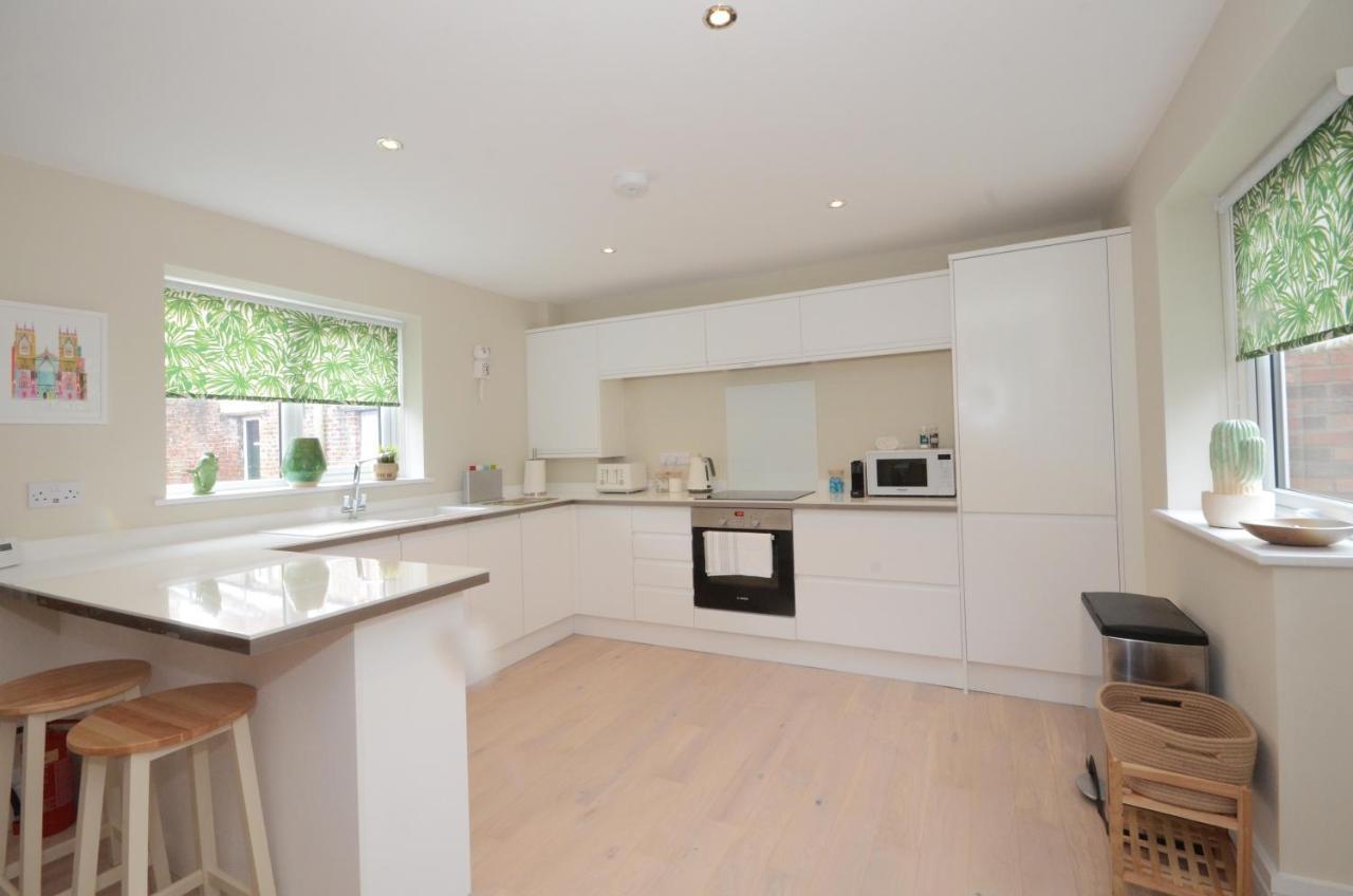The Mews - 2 Bedroom Luxury, Spacious House With Free Parking York Kültér fotó